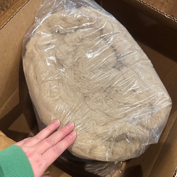 Lola Blankets Cozy Tan/Toasted Almond/Throw/Blanket/Size L, 60”x72”/NIB! SEALED! - Picture 13 of 15